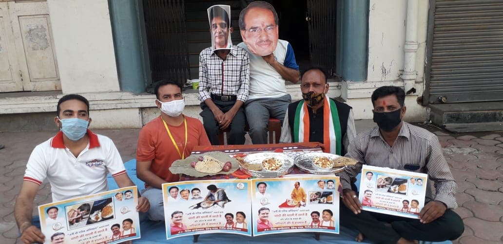 चांदी की थाली में खाने वाले बता रहे है खुद को गरीब, शिव – ज्योति की डमी के साथ कांग्रेस का अनूठा विरोध