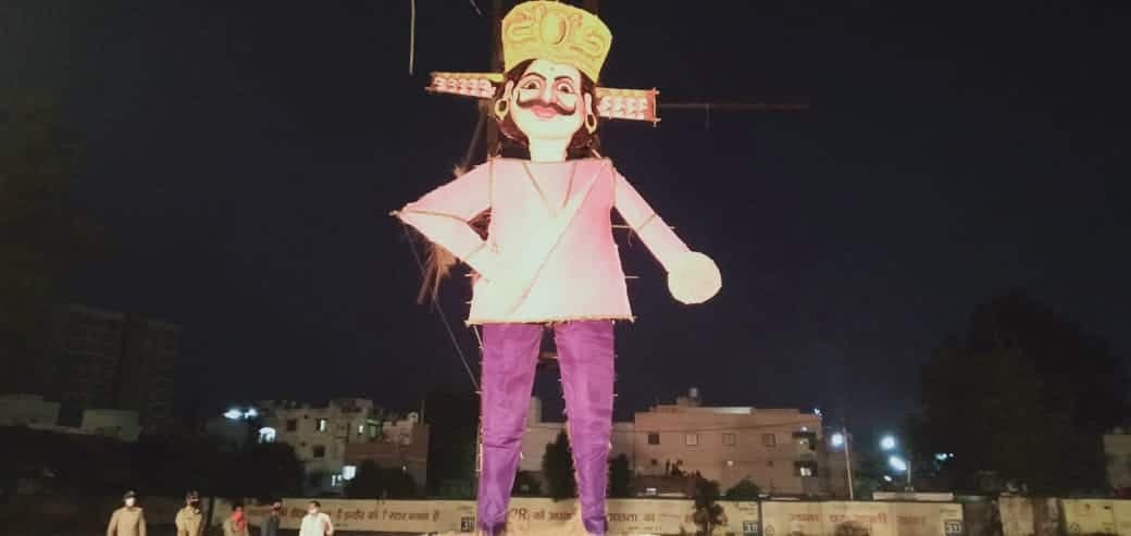 धूं धूं कर जला इंदौर का 20-20 रावण, इस वर्ष 21 फीट के रावण का किया गया दहन