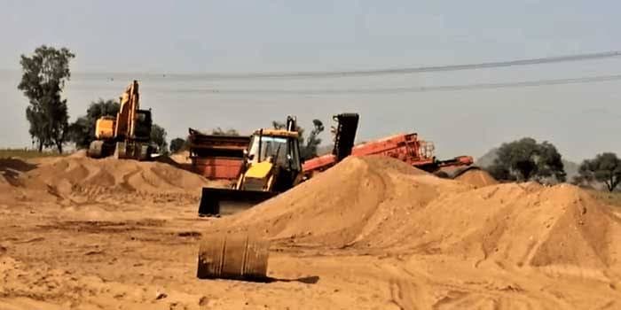 बेधड़क चल रहा इटारसी में रेत चोरी का काम, प्रशासन नहीं ले रहा सुध