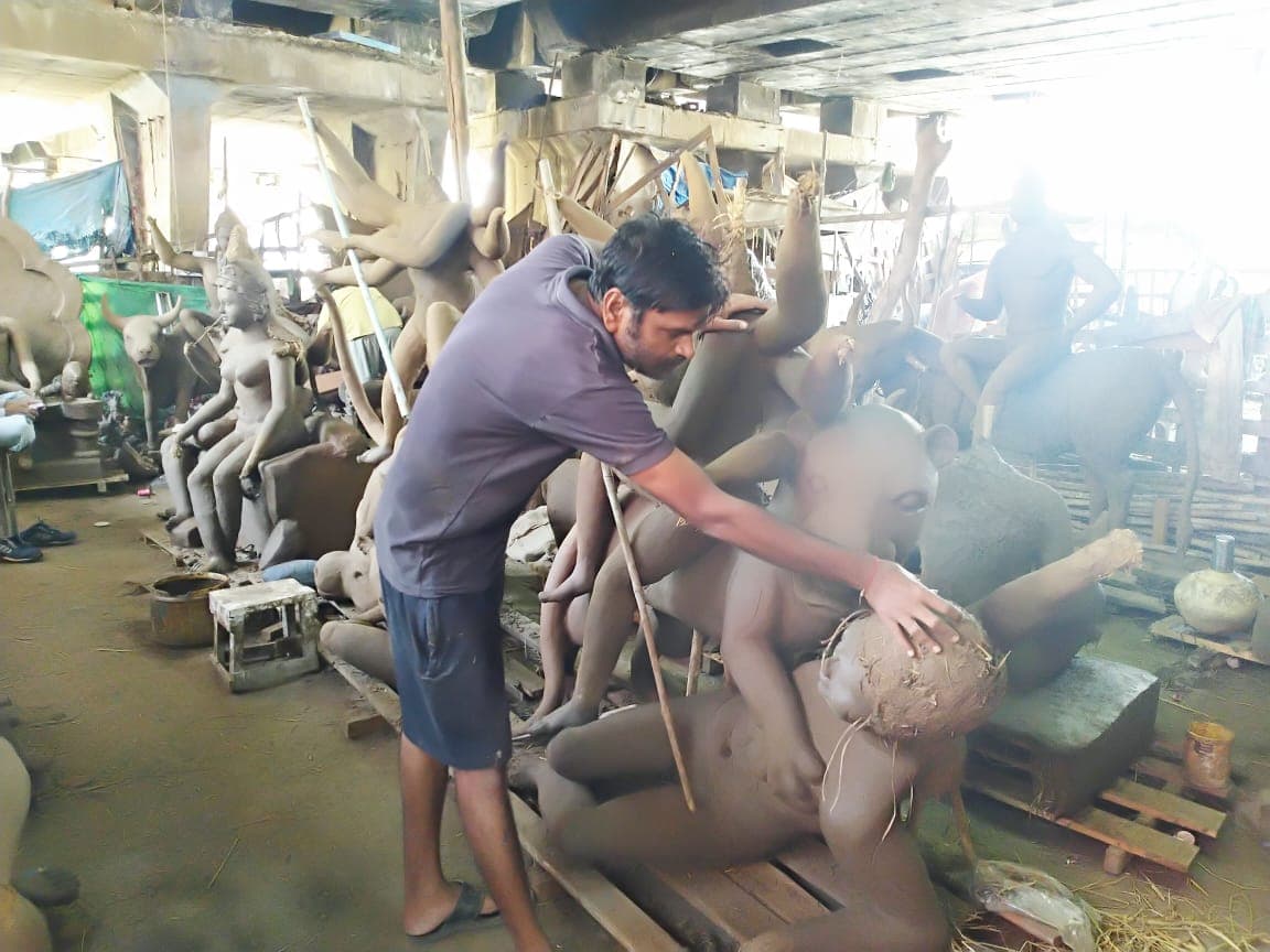 सरकार के नया आदेश बना मूर्तिकारों के लिए मुसीबत, तैयार मूर्तियों में कैसे करें बदलाव