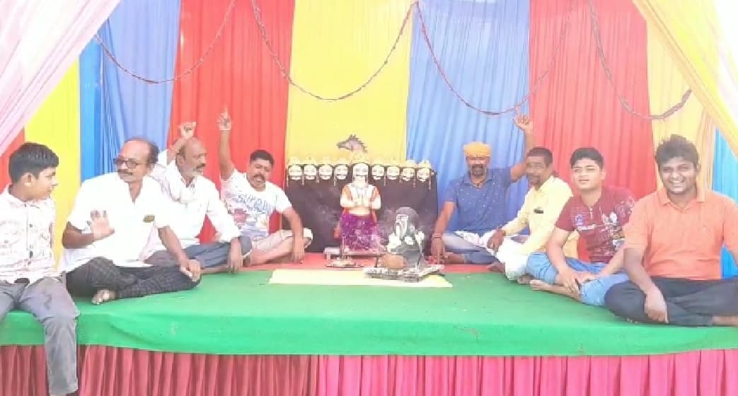जबलपुर के पाटन में होती है रावण की पूजा, पंचमी से स्थापित होती है रावण की मूर्ति