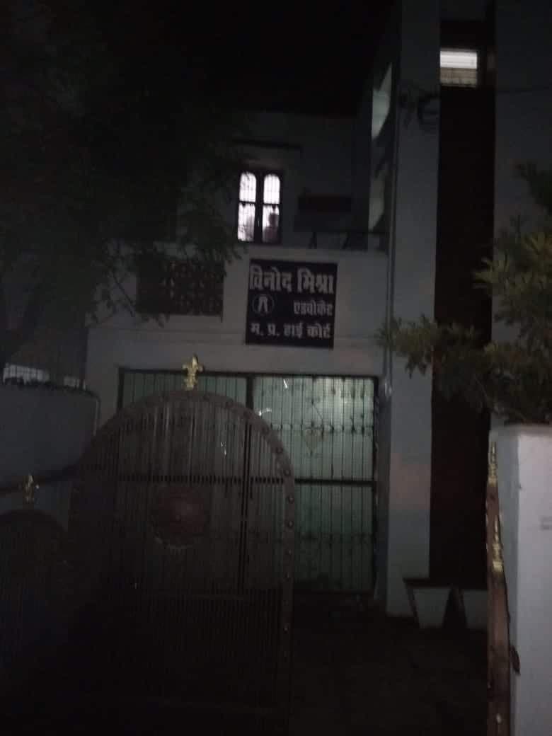 चोरी की नियत से घर में घुसना चोर को पड़ा मंहगा, वकील ने मारी गोली