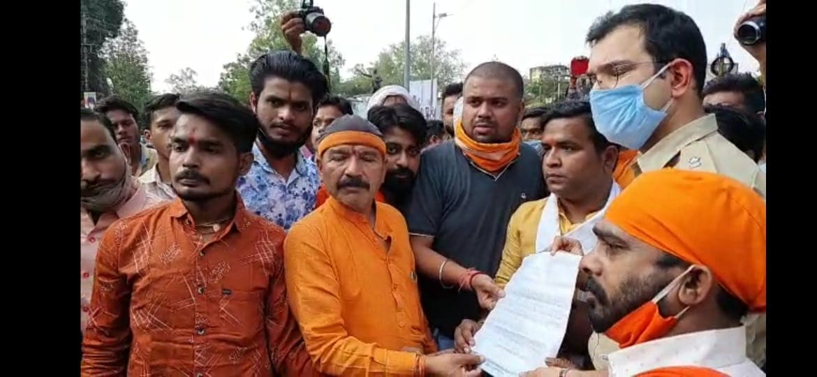 एफआईआर के विरोध में हिंदू सेवा संगठन के कार्यकर्ताओं ने किया एसपी ऑफिस का घेराव