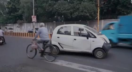 बीच सड़क पर लावारिस कार मिलने से फैली सनसनी, मौके पर पहुंची पुलिस