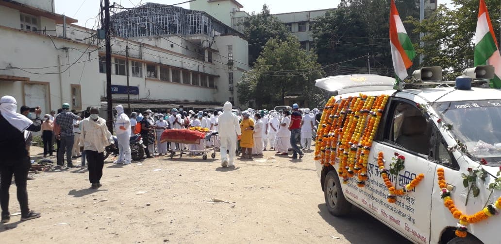 मेडिकल कालेज में कार्यरत नर्स की मौत, शहीद की तरह निकाली अंतिम यात्रा
