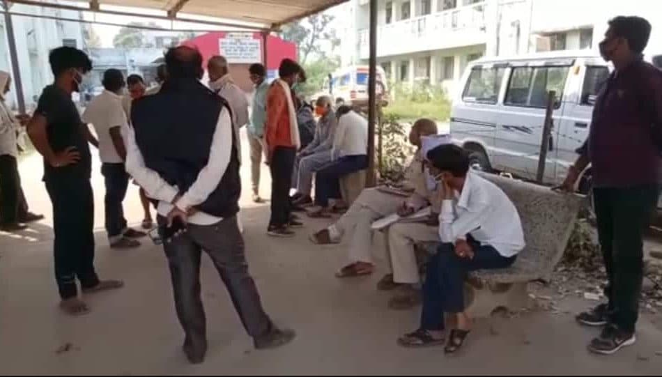 लापरवाही का मामला हुआ उजागर, पोस्टमार्टम में हो रही देरी, नहीं सौंपा जा रहा परिवार को शव
