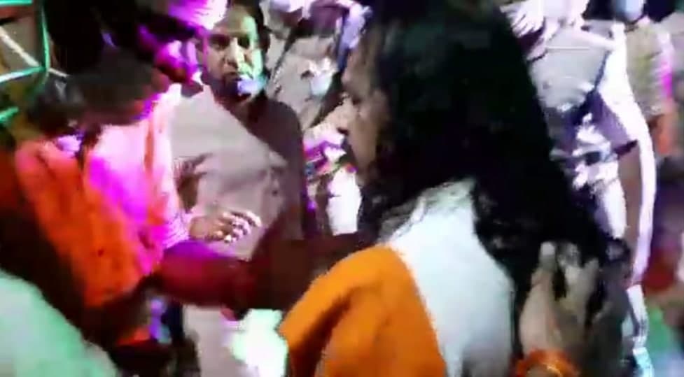 नारायणी सेना प्रमुख सहित 50 कार्यकर्ताओं के खिलाफ मामला दर्ज, पुलिस से हुआ विवाद