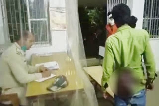 पीठ में घुसा चाकू लेकर थाने में खड़ा रहा घायल युवक, पुलिस कुर्सी पर बैठ करती रही पूछताछ
