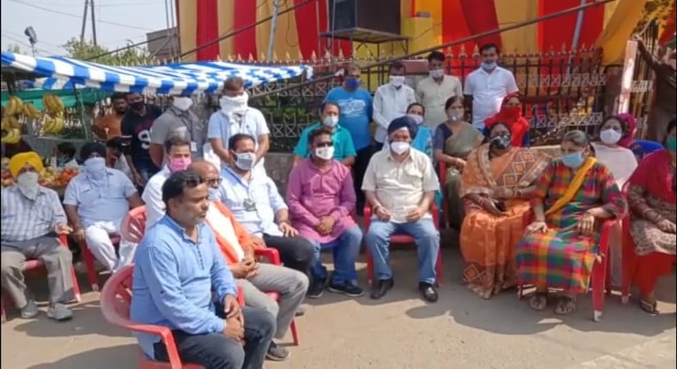 ट्रांसपोर्ट कारोबारी के बेटे की हत्या मामले में थाना प्रभारी को हटाने की मांग को लेकर धरने पर बैठे पूर्व मंत्री