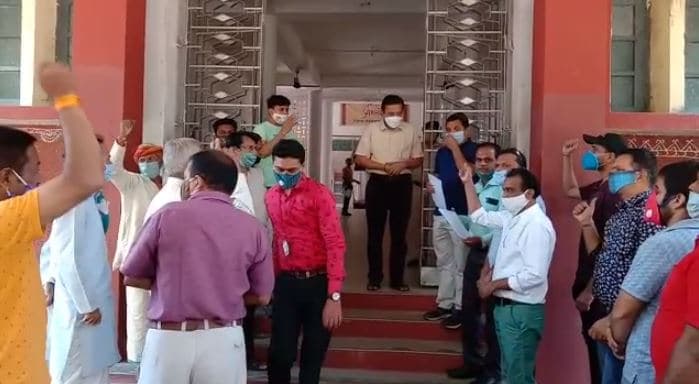 झाबुआ में जम्मू कश्मीर के पूर्व मुख्यमंत्री फारुख अब्दुल्ला को लेकर आक्रोश, गिरफ्तारी की उठ रही मांग