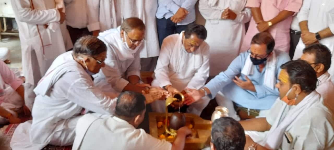 खंडवा पहुंचे पूर्व मुख्यमंत्री कमलनाथ ने किए भगवान ओंकारेश्वर ज्योतिर्लिंग के दर्शन