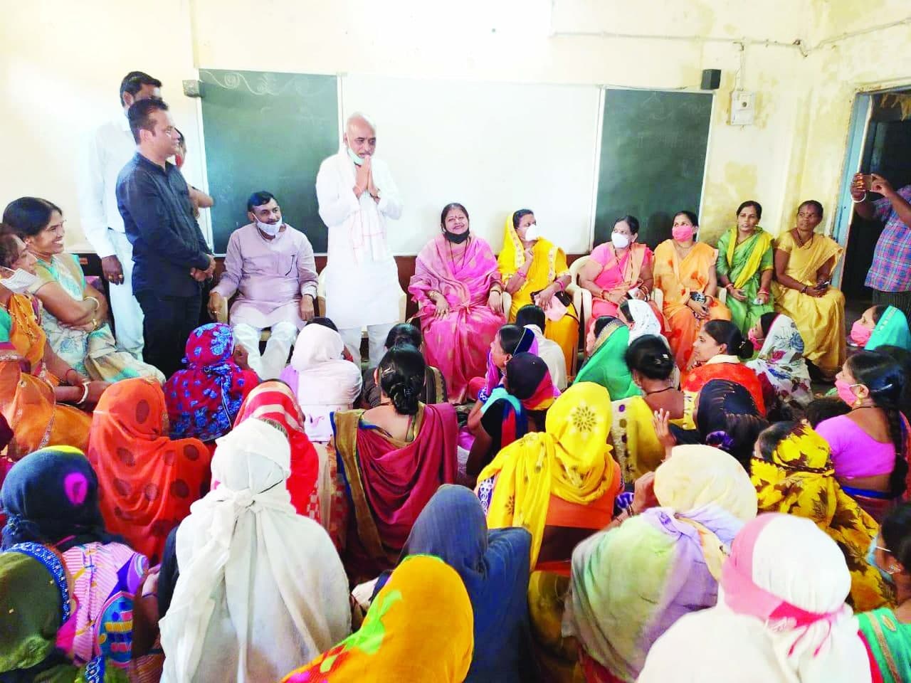 प्रशासन 14 घंटे कर रहा काम, नेता उड़ा रहे नियमों की धज्जियां