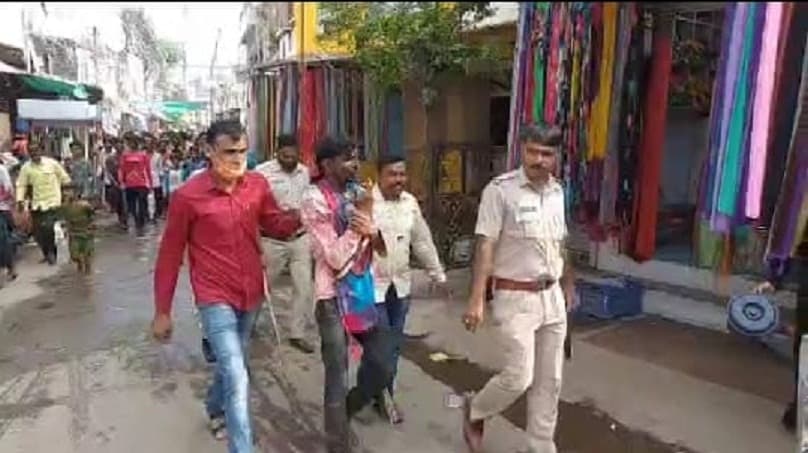गुंडों का खौफ ना हो, इस मकसद से पुलिस ने शहर में अपराधी का जुलूस निकाला