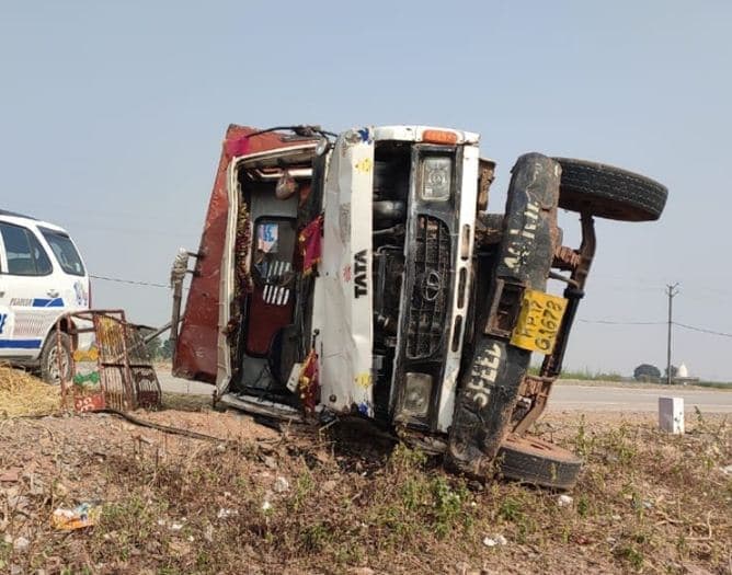 माता के दर्शन के लिए जा रहे श्रद्धालुओं से भरा वाहन पलटा, एक की मौत, 13 घायल