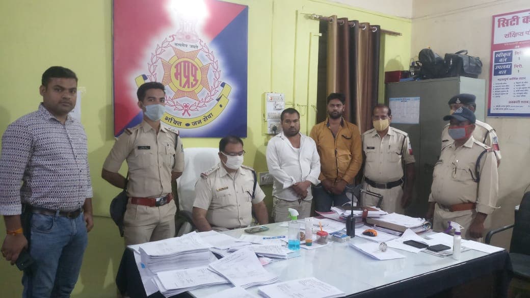 साँची दुग्ध पार्लर में दो आरोपियों के कब्जे से लाखों रुपए का सट्टा पकड़ा