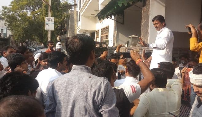 कांग्रेस में बगावत शुरू, किसान कांग्रेस प्रदेशाध्यक्ष के निवास पर प्रत्याशी के खिलाफ नारेबाजी