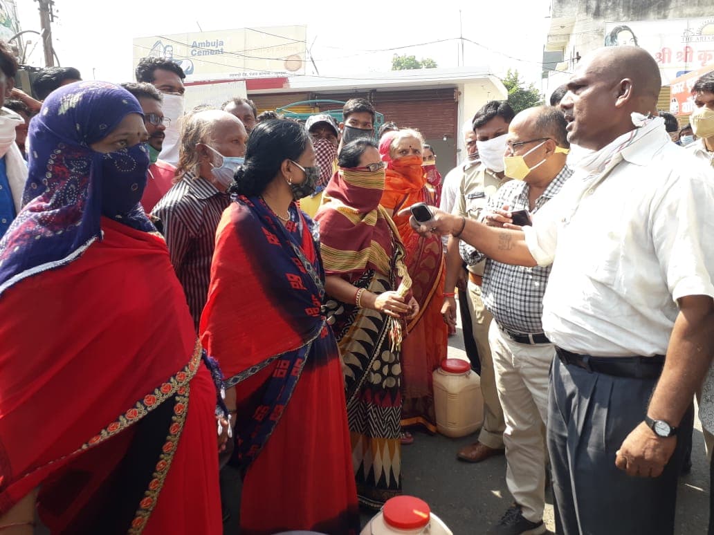 पानी न मिलने पर महिलाओं ने किया चक्का जाम,पार्षद को सुनाई खरी खोटी