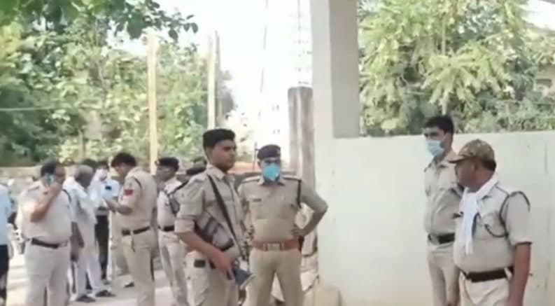 मजदूरी के पैसे मांगने पर दबंगों ने युवक को पीटा, कुएं में फेंका