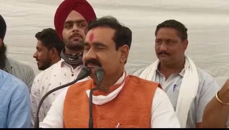 गृह मंत्री नरोत्तम मिश्रा ने डबरा के गावों का दौरा किया, इमरती देवी के लिए मांगे वोट