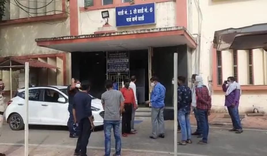 जिला अस्पताल से नदारद डॉक्टर और नर्स, कलेक्टर ने मांगा स्पष्टीकरण