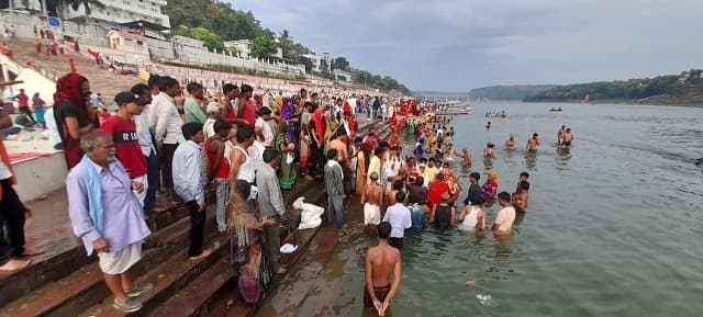 ओंकारेश्वर में आस्था का सैलाब, लाकडाऊन से 7 माह बाद तीर्थनगरी दिखाई दिये हजारों की संख्या में श्रद्धालु