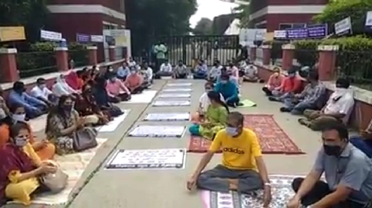 ना स्कूल का कोई खर्चा फिर भी फीस पूरी, चोइथराम स्कूल नार्थ कैम्पस में पालकों का हंगामा
