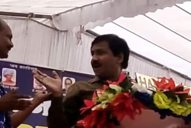 जब बसपा प्रदेश अध्यक्ष ने मांग लिए कांग्रेस प्रत्याशी के लिए वोट, वीडियो वायरल
