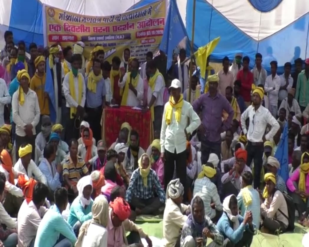 अतिक्रमण हटाने के खिलाफ सैंकड़ों आदिवासियों ने किया प्रदर्शन