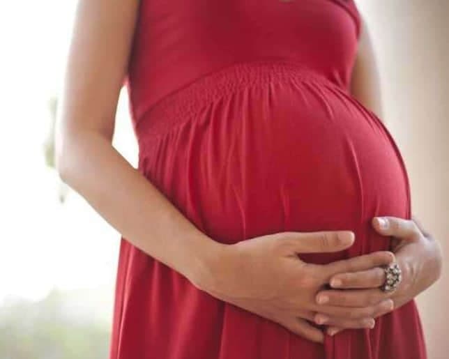 नौकरी ना कर पाने के कारण 9 माह की गर्भवती महिला को पति ने घर से निकाला