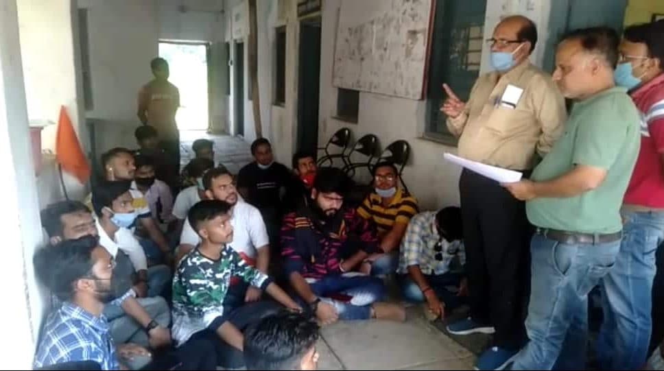 टीकमगढ़ – लॉ कॉलेज में धरना प्रदर्शन, प्रवेश सीटों को बढ़ाने की मांग