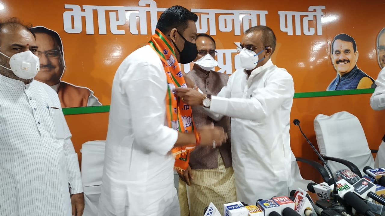 दमोह में राजनीतिक हलचल तेज, बीजेपी जला रही पटाखे तो कांग्रेस ने राहुल सिंह लोधी के पोस्टर पर पोती कालिख