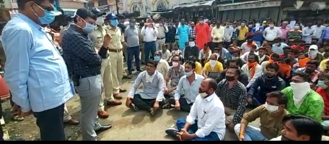 युवक की आत्महत्या के बाद आक्रोशित लोगों ने दिया धरना, कार्रवाई की मांग