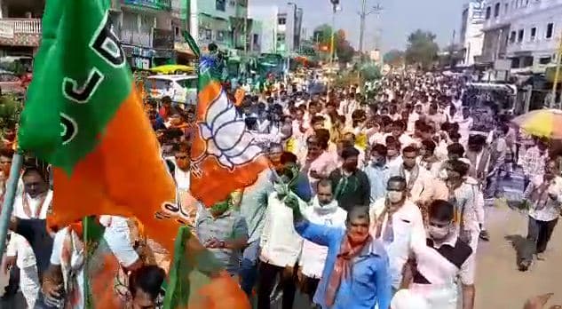 सैकड़ों की भीड़ लेकर नामांकन दाखिल करने पहुंचे बीजेपी प्रत्याशी, सोशल डिस्टेंसिंग की उड़ी धज्जियां