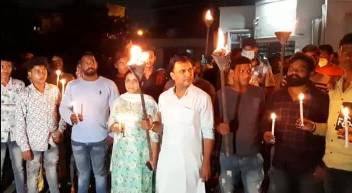 बढ़ते अपराध को लेकर युवा कांग्रेस ने निकाला मशाल जलूस, पुलिस पर उठाये सवाल