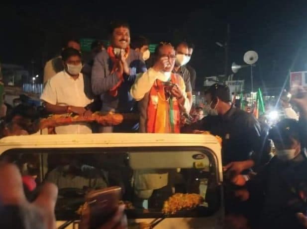 सीएम ने रोड शो के दौरान चखा हाटपीपल्या का कलाकंद, पुलिस भर्ती को लेकर दिया ये बयान