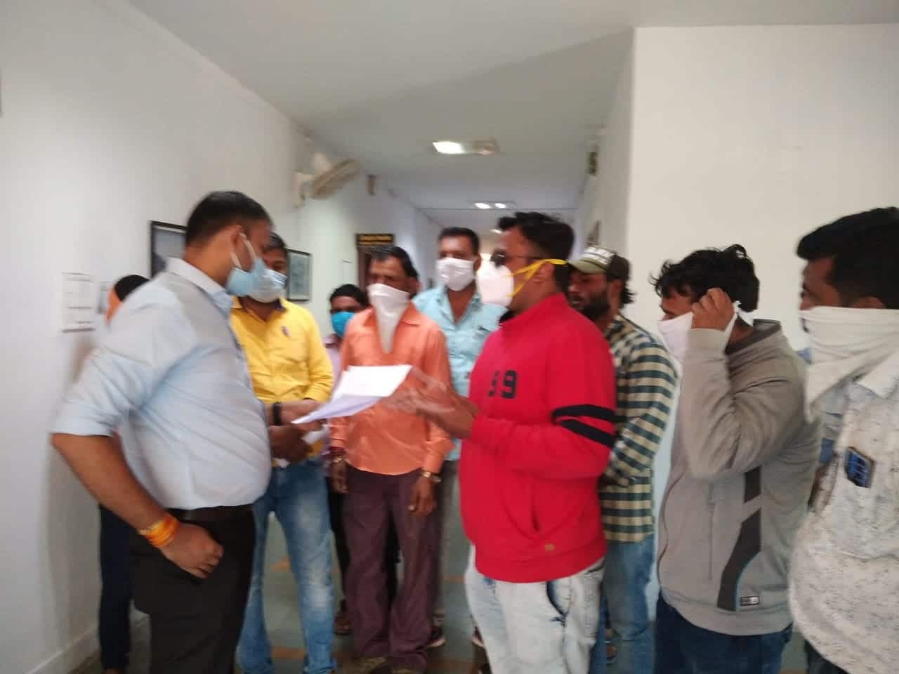 शहर में घुस रही रेत से भरी बिना रायल्टी की गाडिय़ां, प्रशासन अनदेखी कर बैठा मौन