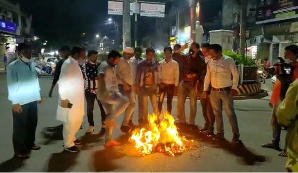 Protest : कांग्रेस का बिसाहूलाल सिंह के खिलाफ प्रदर्शन, किया पुतला दहन