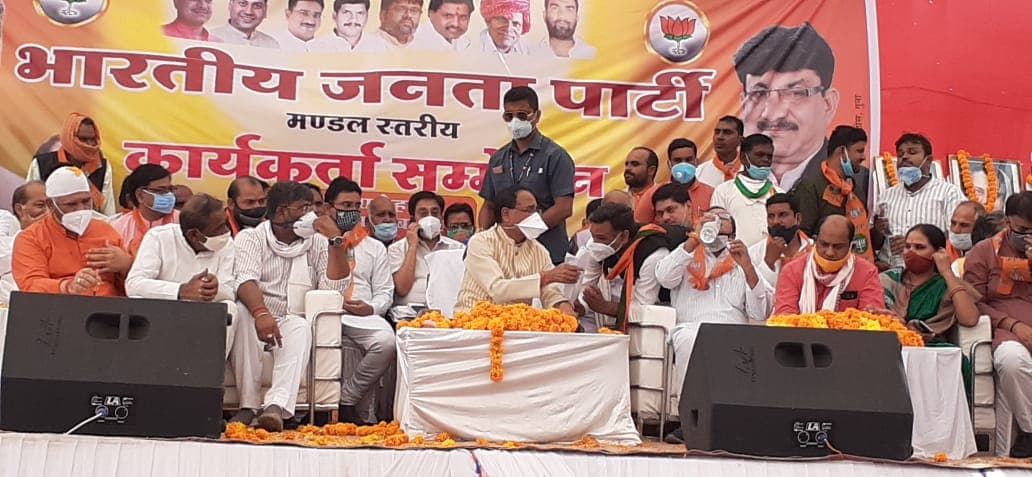शिवराज सिंह चौहान ने पूछा- हाथ में नारियल नहीं तो क्या शराब की बोतल लेकर चलूं