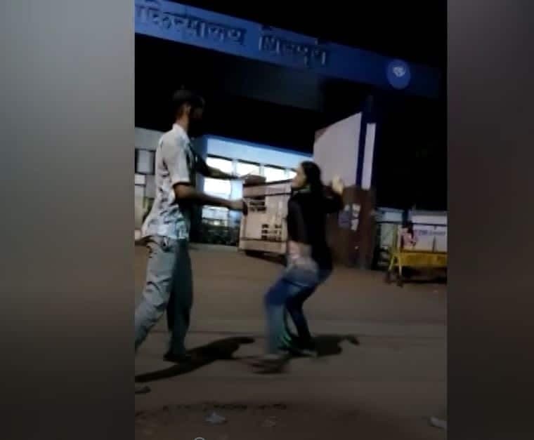 शिवपुरी- नशे में धुत लड़की का हंगामा,युवक को चप्पल से पीटा, देखें वीडियो