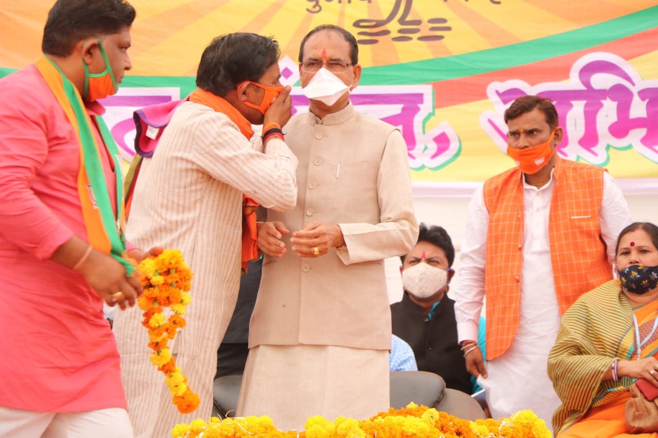 शिवराज सिंह चौहान ने कहा- कांग्रेसी आएंगे, दारू बाटेंगे, साड़ी बाटेंगे, पायल बाटेंगे, फंसना मत