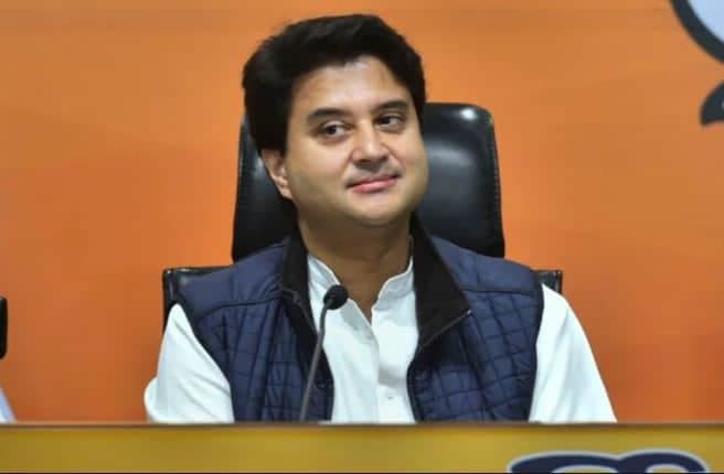 बालेंदु शुक्ला का बड़ा आरोप, जमीनों पर कब्जा कर रहे ज्योतिरादित्य सिंधिया, पुजारियों से वसूल रहे 5-5 हजार