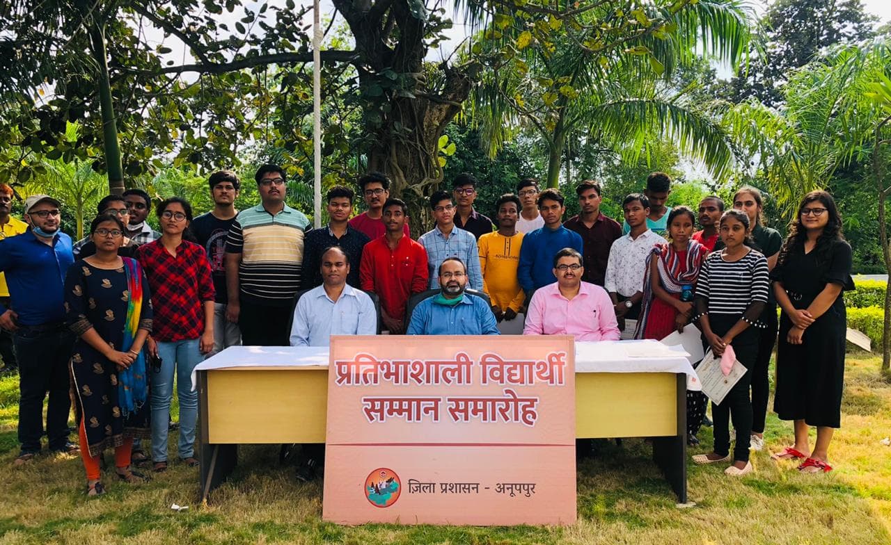 IIT-NEET की परीक्षाओं में उत्कृष्ट प्रदर्शन करने वाले प्रतिभाशाली विद्यार्थियों को किया गया सम्मानित