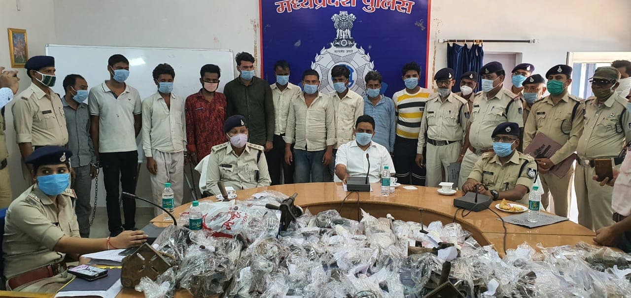 एक बदमाश से सुराग लेकर पुलिस ने पकड़ी कट्टे की तीन फैक्ट्रियां