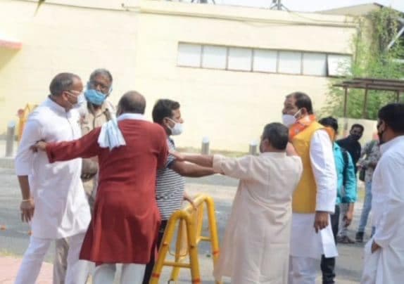 सिंधिया समर्थकों के भिड़ने पर कांग्रेस का तंज, क्या होगा शिव ज्योति मालगाड़ी का?