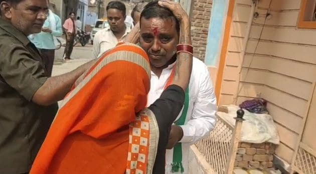 जब नामांकन से पहले मां से मिलकर रोने लगे कांग्रेस प्रत्याशी सुरेश राजे