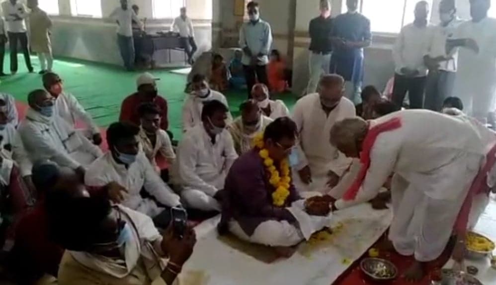 वन मंत्री विजय शाह के कोरोना से स्वस्थ होने पर ग्रामीणों ने किया पूजा-पाठ