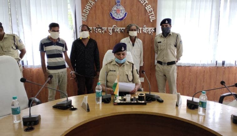 जमीन और कुएं के विवाद में हत्या, लाश बोरे में भर कर फेंकी, तीन गिरफ्तार