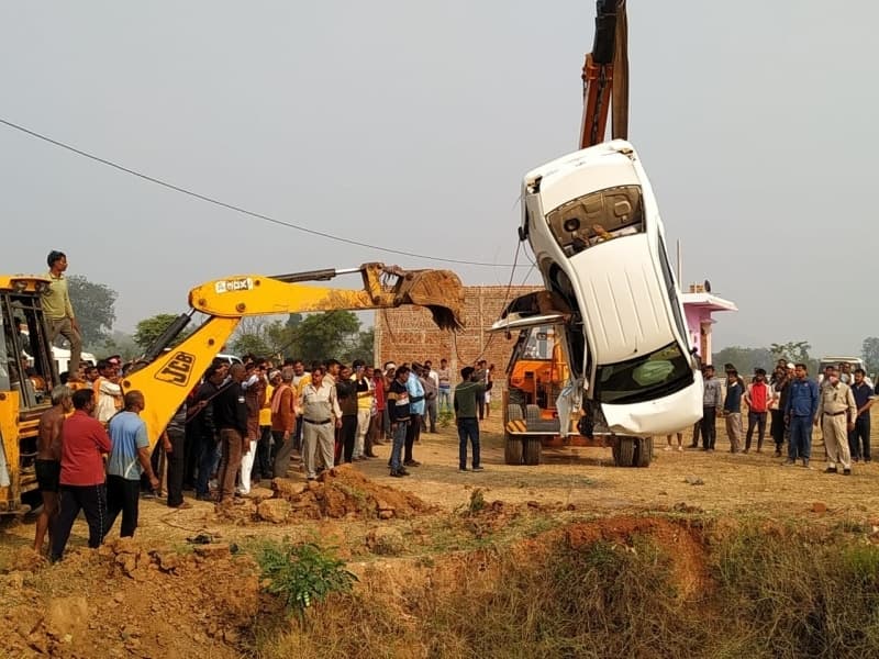 Chhatarpur Accident: अनियंत्रित होकर कुएं में गिरी तेज रफ़्तार कार, तीन युवकों की मौत