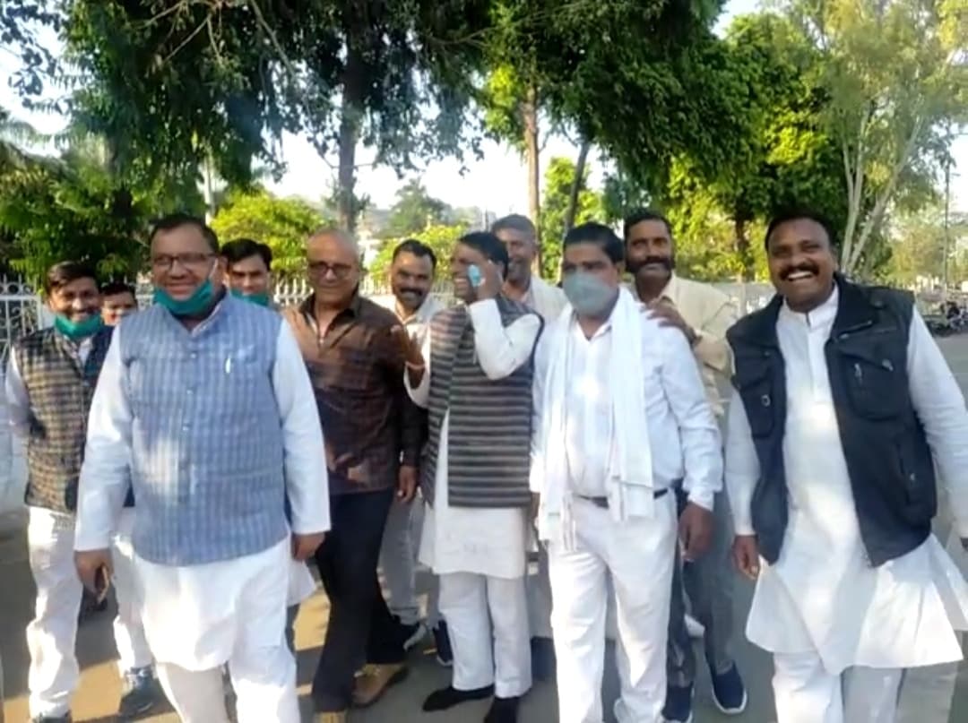 धरने में शामिल कांग्रेस विधायक के जूते हुए चोरी तो लिया ये बड़ा संकल्प…