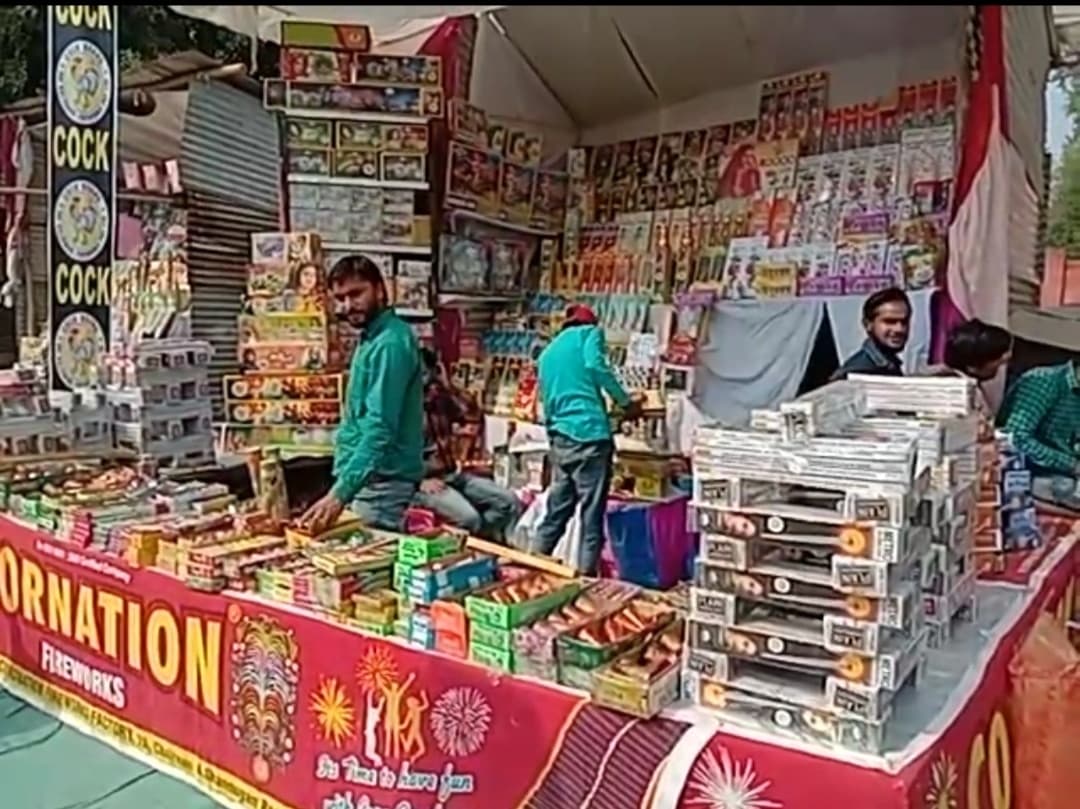 पटाखों पर पहरा : रात में केवल 8 से 10 बजे तक चला सकेंगे ग्रीन पटाखे, प्रशासन की सख्ती